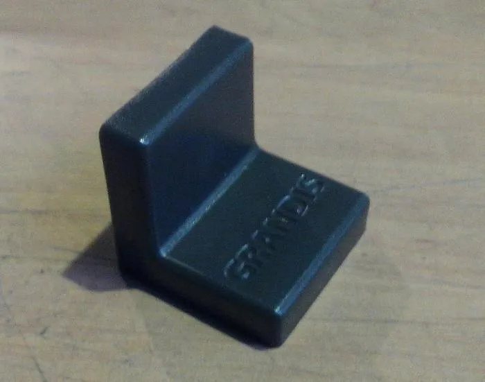 Накладка GRANDIS венге пластик. к уголку 25х25 (200)