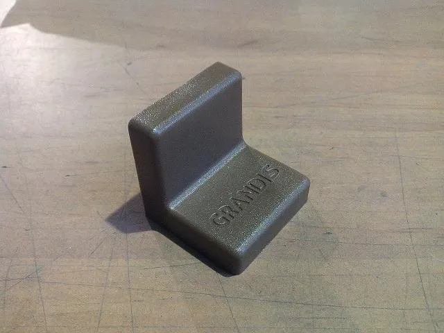 Накладка GRANDIS ясень пластик. к уголку 25х25 (200)