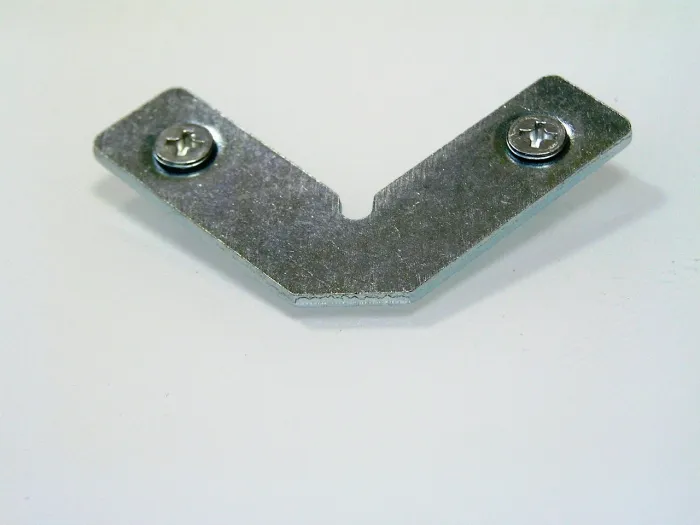 Крепежный уголок с винтами к профилю узкому MR1932 ( в комплекте 4 угол.+8 винт)