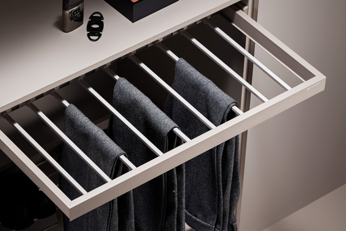 Вешалка для брюк 564*445*52 частичн. выдв. с довод., clip-on,цвет Coka, Unihopper