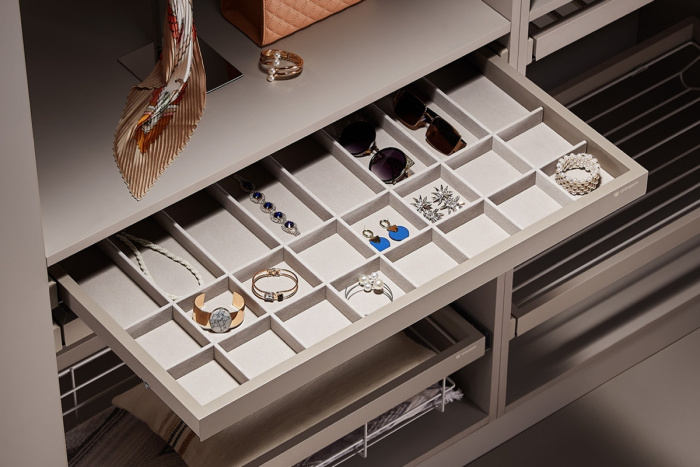 Полка для аксессуаров в базу 600 с довод. сlip-on, цвет COKA. Unihopper